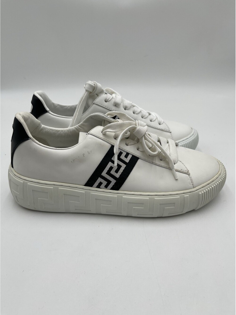 Women’s Versace Greca low-top leather sneakers in white/black Size 38